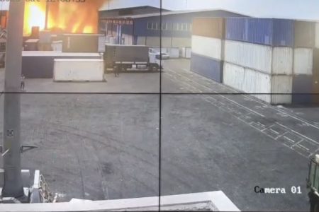 انتشار اولین تصاویر دوربین مداربسته از لحظه آغاز آتش‌سوزی در بندر شهید رجایی