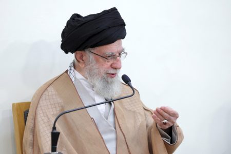 حج تمرین هجرت به زندگی توحیدی است/دولت‌های اسلامی باید در برابر جنایات رژیم صهیونی بایستند