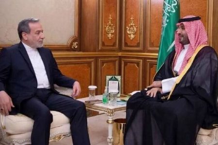 بررسی تحولات منطقه در دیدار وزیر خارجه با ولیعهد عربستان