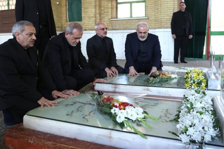 حضور رئیس‌جمهور پزشکیان و اعضای دولت بر مزار شهدای جنگ ۱۲ روزه