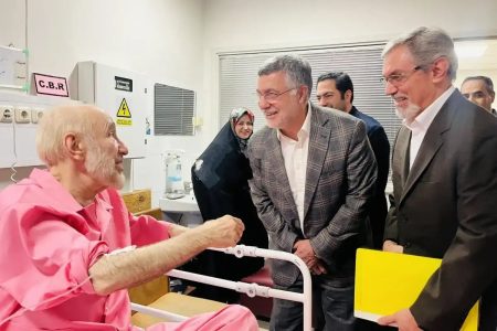 عیادت وزیر بهداشت از سید محمد خاتمی در بیمارستان تهران