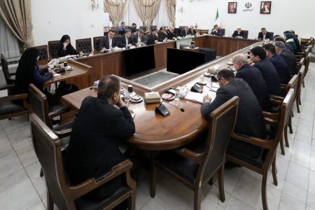 عارف: اصلاحات ساختاری نباید تأثیر منفی بر معیشت مردم داشته باشد