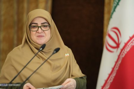 حاشیه‌ای از دیدار رهبری و زنان؛ تصویری متفاوت از سخنگوی دولت + عکس