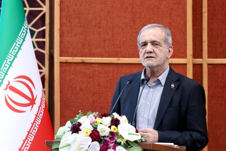 پزشکیان: گرفتاریها را با مشارکت مردم حل میکنیم/ من اینجا ایستادهام که خدمتگزار مردم باشم پزشکیان: گرفتاریها را با مشارکت مردم حل میکنیم/ من اینجا ایستادهام که خدمتگزار مردم باشم