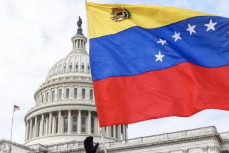 فرود یک هواپیمای آمریکایی در کاراکاس به رغم بستن حریم هوایی ونزوئلا از سوی ترامپ