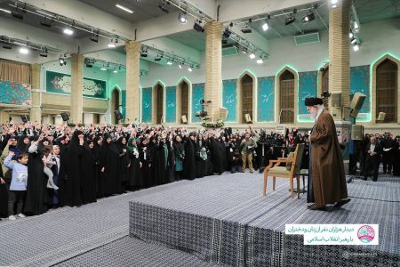 تصویری از حدیث نصب شده در محل دیدار امروز زنان و دختران با رهبر انقلاب