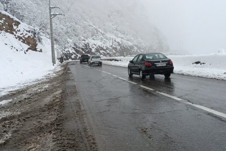 بارش برف در محورهای کوهستانی مازندران / سطح جادهها لغزنده است بارش برف در محورهای کوهستانی مازندران / سطح جادهها لغزنده است
