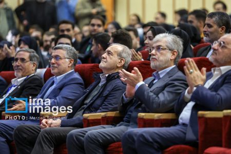 ژست خاص پزشکیان در مراسم روز دانشجو + عکس ژست خاص پزشکیان در مراسم روز دانشجو + عکس