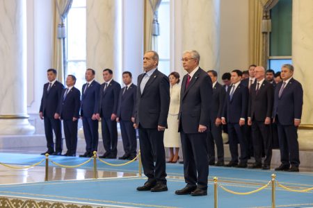 استقبال رسمی از پزشکیان در کاخ ریاست جمهوری قزاقستان+ عکس