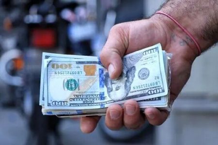 پیش‌بینی جالب یک اقتصاددان درباره قیمت دلار در هفته آخر آذر/ الان دلار بخریم یا نخریم؟/ سقوط قیمت در راه است؟