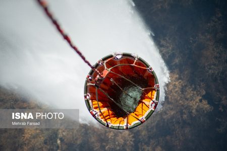 عملیات گسترده هلال‌احمر برای مهار آتش‌سوزی جنگل توسکستان/ ۳۲ سورت پرواز بالگرد در دو روز