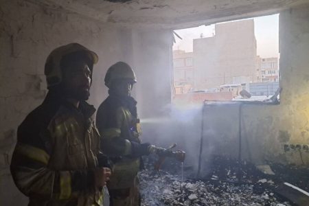 نجات ۱۵ ساکن از آتش‌سوزی شدید در ساختمان مسکونی نعمت‌آباد/ دو نفر دچار سوختگی و دودگرفتگی شدند