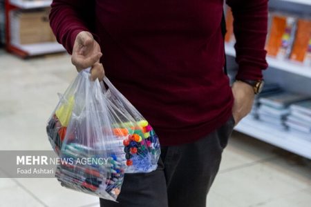 اغلب لوازم تحریرها، تولید داخل است هرچند با نشان خارجی عرضه شوند