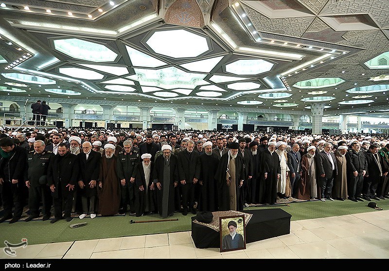 اقامه نماز بر پیکر آیت‌الله هاشمی شاهرودی به امامت رهبر معظم انقلاب