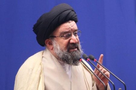احمد خاتمی: کسانی که حجاب را رعایت نمی‌کنند نیز شهروند این ملت هستند و حضور آنها در تجمعات و همراهی با مردم کار خوبی است، اما دهن‌کجی به حجاب است