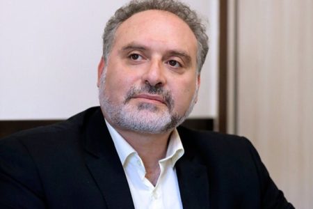 افشین علا: شعر پیوند نسل‌های آینده با رویدادهای تاریخی را حفظ می‌کند
