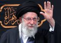 قاب عکس گلپوش شده از رهبر شهید انقلاب در مراسم جانفدایان