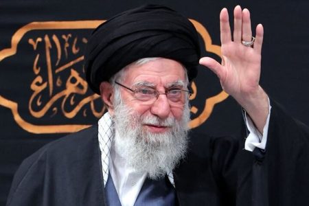 قاب عکس گلپوش شده از رهبر شهید انقلاب در مراسم جانفدایان