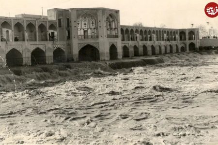 سیل در حال عبور از زیر پل خواجو سال ۳۹