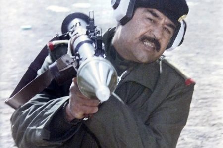 صدام در حال شلیک آرپی‌جی در طول جنگ با ایران؛ سال ۱۳۵۹