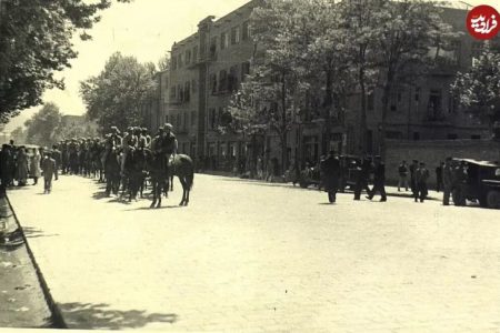 سواره‌نظام در یکی از خیابان‌های تهران برای جلوگیری از تظاهرات؛ ۸۰ سال قبل / عکس