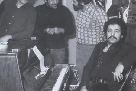 فرهاد مهراد و حسن شماعی‌زاده در یک دورهمی دهه ۵۰ / عکس