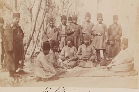 جلسه پرداخت حقوق آبدارچی‌ها در حضور ناصرالدین‌شاه / عکس