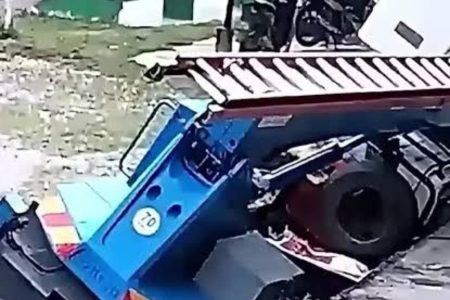 ببینید | رانش ناگهانی زمین یک کامیون را بلعید
