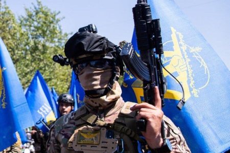 این تکاور سپاه به سلاح KLF ایرانی شخصی سازی شده مسلح است!