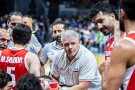 ببینید | سرمربی تیم ملی بسکتبال پس از کسب مدال همه بازیکنان را خیس کرد!