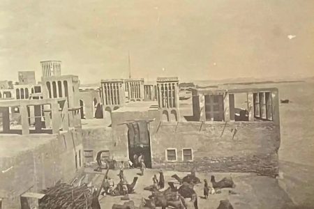 کارگران جنوبی در حال خالی کردن بار شترها در بندر لنگه؛ سال ۱۲۸۸