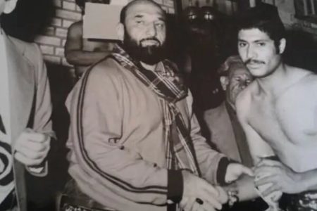 شعبان جعفری در حال اعطای کاپ به یک باستانی‌کار در دهه ۵۰ / عکس