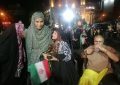 طنین حماسه «دریاقلی» در دویستمین شبِ میدان فلسطین/ وقتی مادری صبور و مجریانی مبتکردر میدان، تندیس این «ناجی آبادان» را در ادامه راهش بر دوش خود گرفتن
