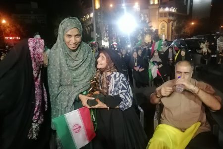 طنین حماسه «دریاقلی» در دویستمین شبِ میدان فلسطین/ وقتی مادری صبور و مجریانی مبتکردر میدان، تندیس این «ناجی آبادان» را در ادامه راهش بر دوش خود گرفتن