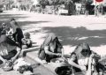 زنان تهرانی در حال شستن لباس در جوی آب کنار خیابان در دهه ۵۰ زنان تهرانی در حال شستن لباس در جوی آب کنار خیابان در دهه ۵۰