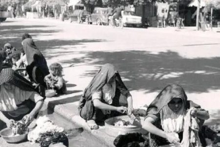 زنان تهرانی در حال شستن لباس‌ در جوی آب کنار خیابان در دهه ۵۰