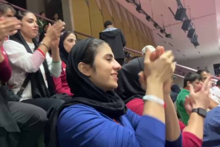 دختران ووشو در حال تشویق تیم پسران با شعار ایران ایران + فیلم
