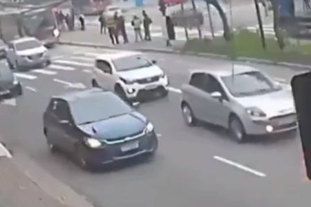 انتقام بی‌رحمانه از دوچرخه‌سوار بعد از درگیری خیابانی؛ راننده خودرو پاهای دوچرخه‌سوار را شکست! + فیلم