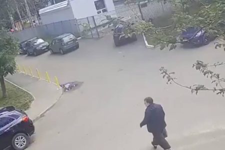 کتک زدن یک زن  به دلیل عبور نکردن از مسیر خوردو توسط راننده در روسیه + فیلم