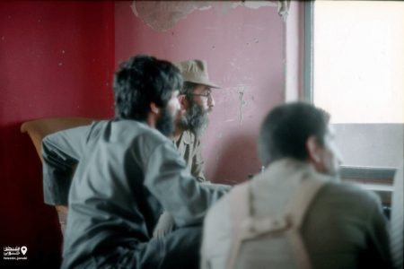 تصاویری کمتر دیده شده از حضور رهبر شهید انقلاب در مناطق جنگی؛ از گپ و گفت با نظامیان تا سخنرانی برای رزمندگان/ حسن روحانی هم بود
