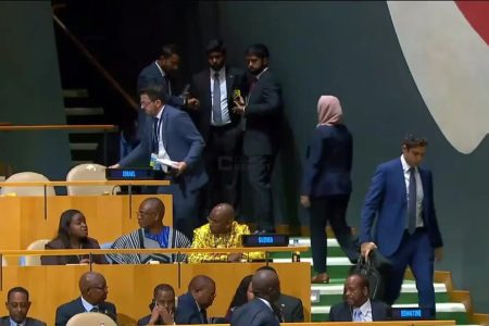 لحظه ترک سالن توسط هیئت اسرائیلی هنگام سخنرانی اردوغان + فیلم