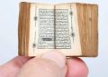 توجه بازدیدکنندگان نمایشگاه کتاب ابوظبی به قرآن مینیاتوری ۱۳۰ ساله