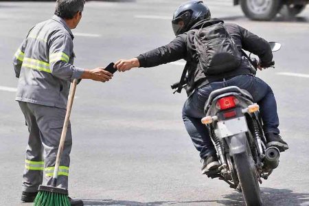 سرقت گوشی پاکبان مشهدی در ساعتهای اولیه بامداد/ بلاگرها برایش گوشی نو خریدند