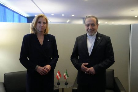 عراقچی در دیدار با وزیر خارجه اتریش: امنیت کشتیرانی در هرمز بدون توقف اقدامات آمریکا احیا نمی‌شود/«تروریسم اقتصادی آمریکا» باید متوقف شود