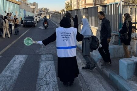 حضور پلیس زن در مقابل مدارس دخترانه