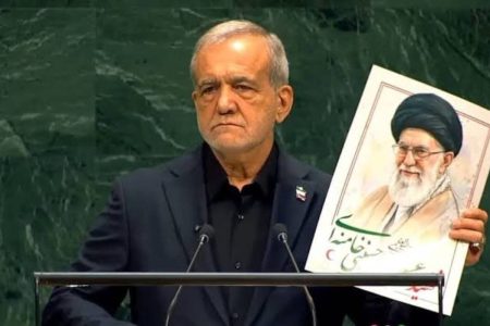 تصویر رهبر شهید انقلاب در دستان رئیس جمهور + عکس