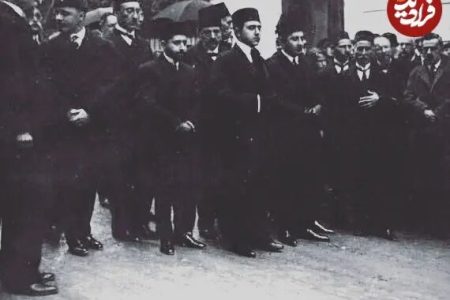 احمدشاه و برادرانش در مراسم تشییع‌جنازه محمدعلی‌شاه در ایتالیا /  عکس