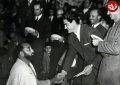 ویگن در حال دست دادن با شعبان جعفری در دهه ۴۰ / عکس ویگن در حال دست دادن با شعبان جعفری در دهه ۴۰ / عکس