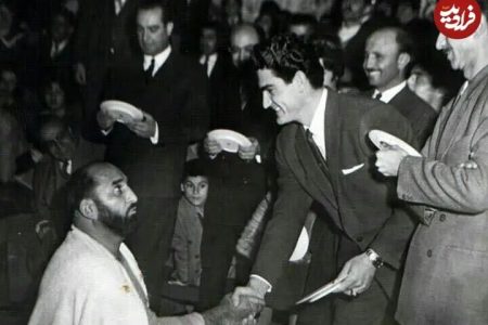ویگن در حال دست دادن با شعبان جعفری در دهه ۴۰ / عکس