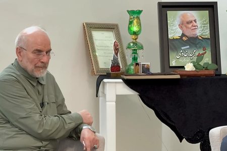 دیدار قالیباف با خانواده شهیدان نصیرزاده و خادمی/ کارآمدی شهید خادمی در عرصه‌های حفاظت و اطلاعات کم‌نظیر بود + تصویر